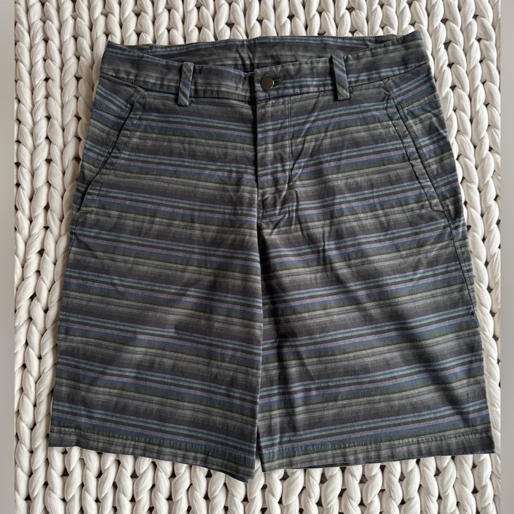 Lululemon Kahuna 2.0 Shorts 10" Stripes Print Flat Front
Performance